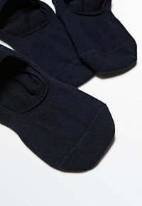 Trois paires de chaussettes bleu marine foncé en tissu doux, avec un design à coupe basse aux bords lisses et sans motifs ou éléments apparents.