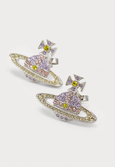 Cercei cu ton argintiu, cu un design inspirat de planeta Saturn, embellisați cu cristale în nuanțe de violet, roz și galben, evidențiind detalii complexe.