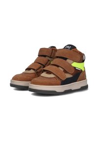 Baskets en daim marron et tissu avec des accents noirs et des détails en vert fluo. Elles sont dotées de deux bandes Velcro et d'une semelle en caoutchouc avec un motif texturé.