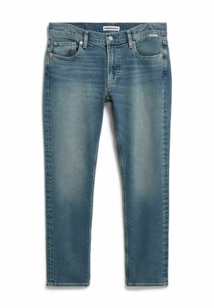 Blaue Jeans aus Denim mit leichter Ausbleichung, Vorderentaschen, Knopfverschluss und "ARMEDANGELS" Label am Bund und an der kleinen Tasche.