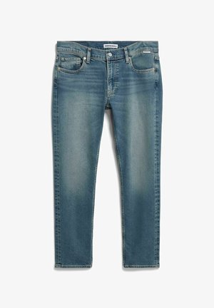 Blaue Jeans aus Denim mit leichter Ausbleichung, Vorderentaschen, Knopfverschluss und "ARMEDANGELS" Label am Bund und an der kleinen Tasche.