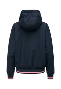 Granatowa kurtka z kapturem, wykończona elastycznymi mankietami i dolnym brzegiem, ozdobiona różowo-białymi paskami, widziana od tyłu.