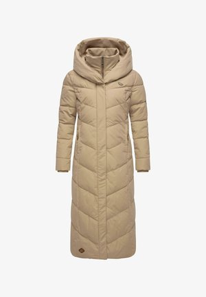 Beige dlouhý zateplený kabát s vysokým límcem, velkou kapucí a károvaným prošíváním; má přední zip a boční kapsy.
