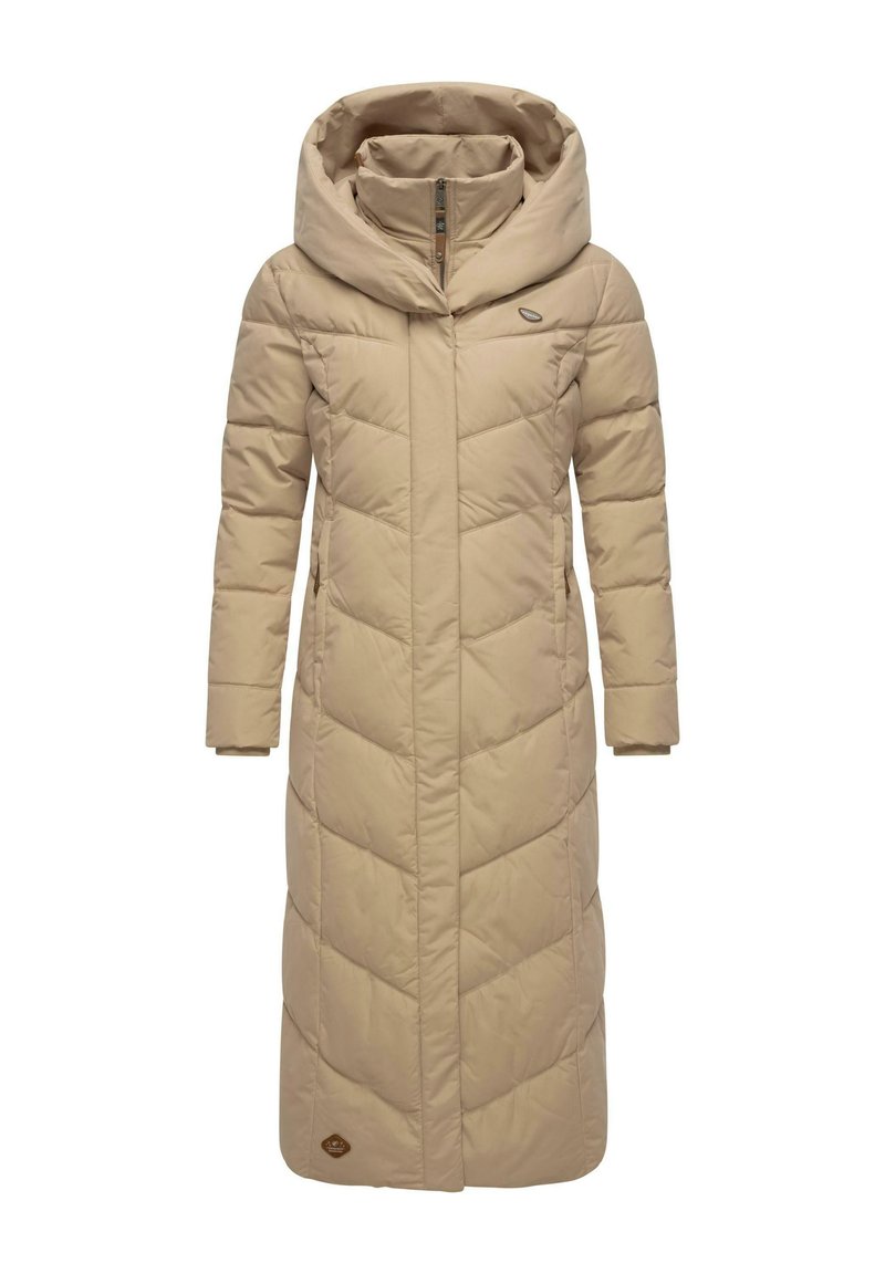 Beige lange pufferjas met een hoge kraag, grote capuchon en chevron-quiltpatroon; heeft een rits aan de voorkant en zijzakken.
