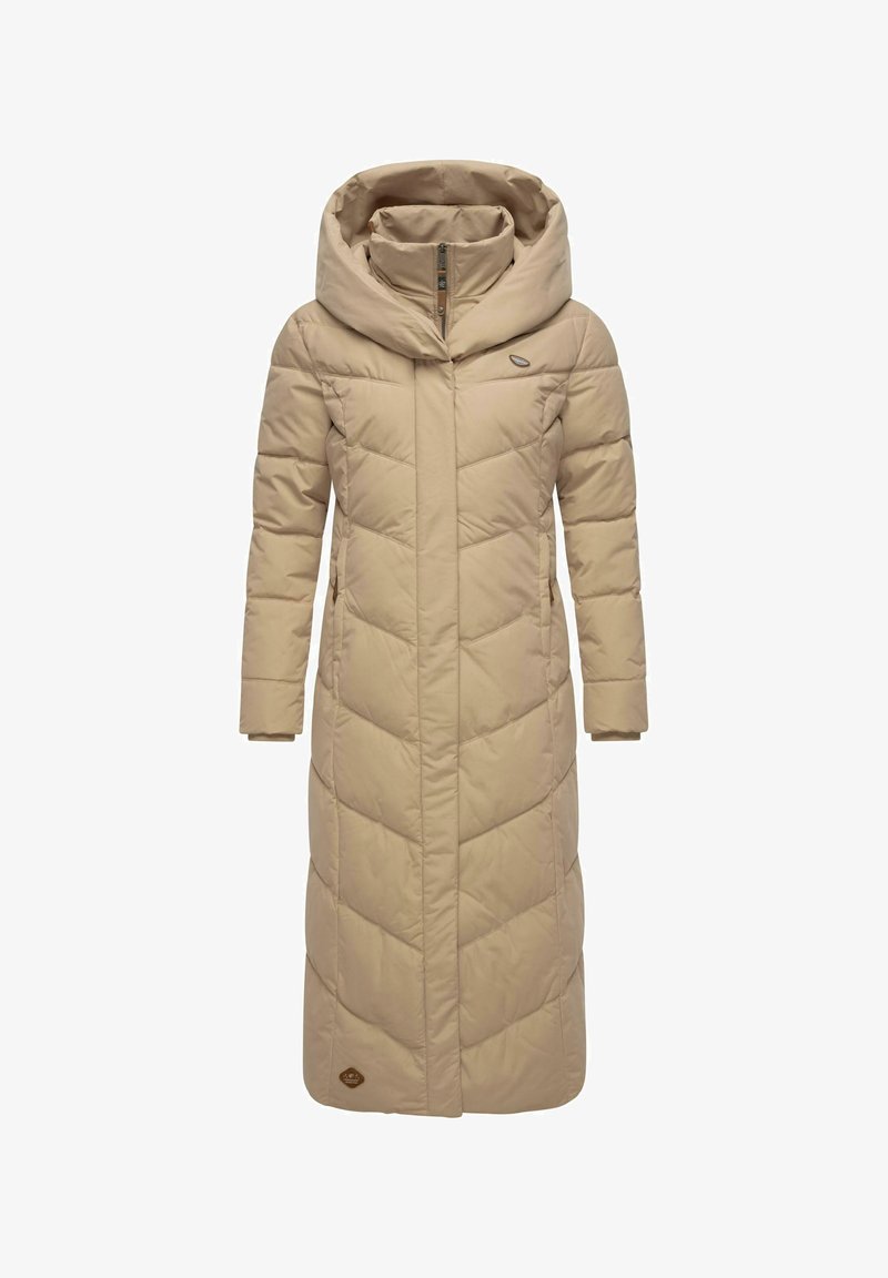 Beige langer Daunenmantel mit hohem Kragen, großem Kapuze und Zickzack-Steppmuster; verfügt über einen Frontreißverschluss und seitliche Taschen.