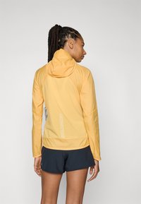 Salomon BONATTI CROSS  - Veste de running - warm apricot