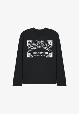 Schwarzes Langarmshirt mit einem weißen Ouija-Brett-Design, auf dem Buchstaben, Zahlen und dekorative Elemente im Vintage-Stil gedruckt sind.