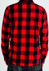 Rot-schwarzes karierter Hemd mit Knöpfen, lange Ärmel, strukturierter Stoff, mit abgerundetem Saum und klassischem Kragendesign.