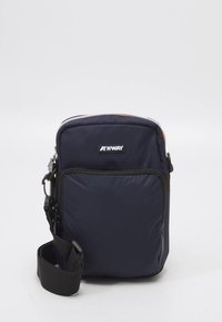 Τσαντάκι crossbody από ναυτικό μπλε νάιλον με ρυθμιζόμενο λουράκι, μπροστινή τσέπη με φερμουάρ και λογότυπο K-Way. Ομαλή υφή με στρογγυλεμένες γωνίες και ελάχιστες λεπτομέρειες.
