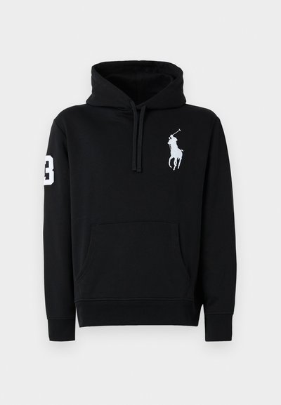 Juodas džemperis su gobtuvu, pagamintas iš medvilnės, su priekyje esančia kišenė, su raišteliais ir baltu polo žaidėjo logotipu su 3 ant rankovės.