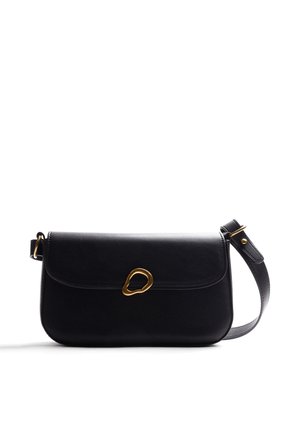 Borsa a tracolla in pelle nera con chiusura a patta e fibbia metallica dorata irregolare al centro, con tracolla regolabile con accessori dorati.