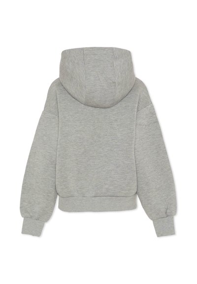 Szara krótka bluza z kapturem, wykonana z miękkiego materiału, z dużym kapturem, opadającymi ramionami i ściągaczami na rękawach, o prostym designie.