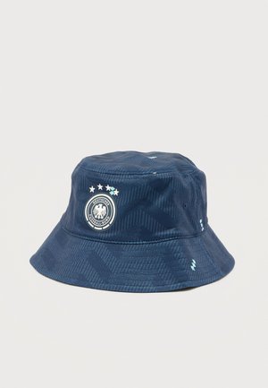 Sombrero tipo bucket de color azul oscuro con un sutil patrón de cuadros y el logo de la Federación Alemana de Fútbol con cuatro estrellas en el frente.