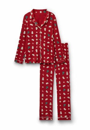 Pigiama lungo rosso con maniche a bottone, decorato con stampe natalizie in bianco e verde, tra cui orsi, alberi, fiocchi e calze.