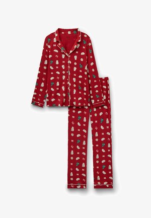 Pigiama lungo rosso con maniche a bottone, decorato con stampe natalizie in bianco e verde, tra cui orsi, alberi, fiocchi e calze.