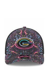 Casquette noire avec un motif éclaboussé multicolore. Présente un logo brodé bien en vue en jaune, turquoise et rose. Visière courbée et ajustable.