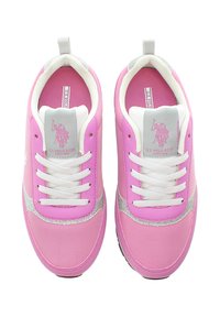Růžové tenisky s síťovaným svrškem, stříbrné akcenty po stranách, bílé tkaničky a detail loga na jazyku a patě. Hladký povrch.