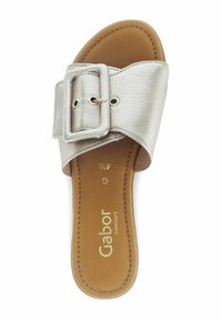 Zilveren leren slip-on sandaal met een brede band die een grote vierkante gesp heeft. Zachte binnenvoering en een tan gekussen voetenbed.