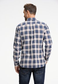 Camisa de cuadros de manga larga en azul marino, blanco y naranja. Tejido de algodón con cuello abotonado y puños estándar. Corte casual con yugo en la parte posterior.