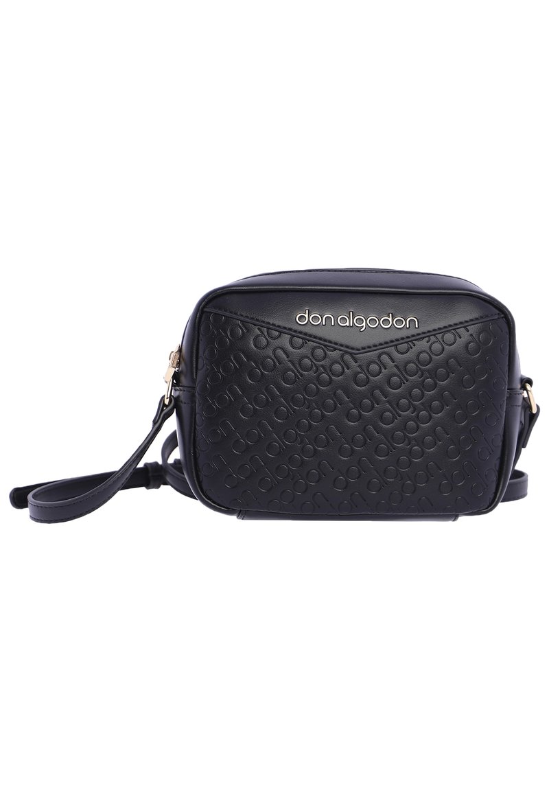 Bolso cruzado sintético negro con patrón de logo en relieve. Presenta un cierre de cremallera, correa ajustable y acentos en tono dorado.