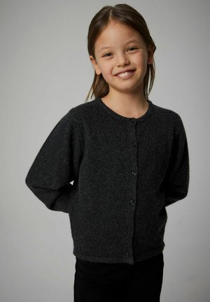 Cardigan en laine gris foncé avec un col rond, de longues manches bouffantes et cinq boutons noirs sur le devant. Texture douce, coupe décontractée.