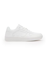 Zapatilla blanca de cuero, con diseño de cordones, punta redondeada, textura suave y perforaciones sutiles en el costado.