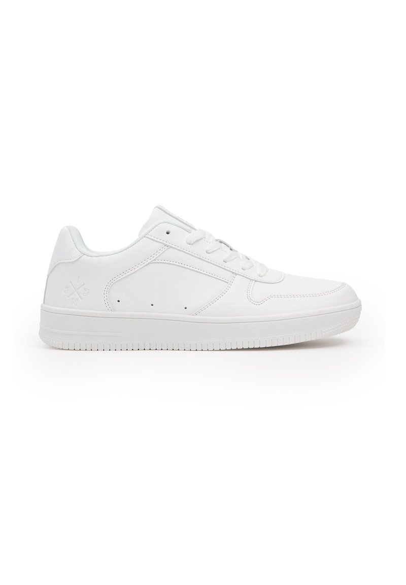 Zapatilla blanca de cuero, con diseño de cordones, punta redondeada, textura suave y perforaciones sutiles en el costado.