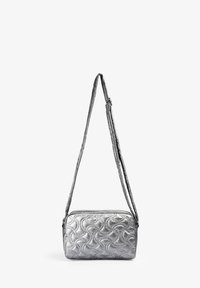 Bolso de hombro plateado hecho de material acolchado, con un patrón texturizado, cierre de cremallera y dos correas ajustables.