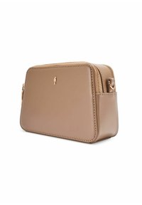 Prostokątna torba na ramię z cielęcej skóry w kolorze taupe, z zamkiem błyskawicznym w kolorze złotym i małym złotym logo z przodu, przedstawiona pod lekkim kątem.