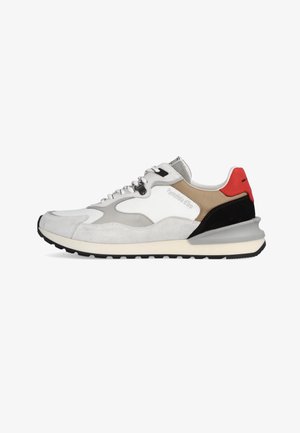 Sneaker mit einem Design aus verschiedenen Materialien in Grau, Weiß, Schwarz und Rot. Verfügt über ein strukturiertes Wildleder-Obermaterial und eine gepolsterte Sohle.