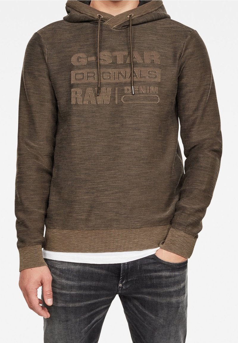 Hnědá mikina s kapucí s texturovaným povrchem, s kapucí na stahovací šňůrce a vyraženým logem "G-Star RAW" na přední straně. Žebrované manžety a spodní lem.
