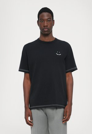 Zwarte katoenen t-shirt met korte mouwen, een ronde halslijn en witte stikselaccenten. Heeft een kleine grafische afbeelding op de borst.