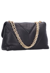 Borsa a tracolla in pelle nera con un design trapuntato, dotata di una tracolla in catena dorata e una silhouette piegata. Texture liscia e forma strutturata.