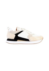 Las zapatillas presentan una mezcla de ante beige, cuero blanco y acentos negros, con una suela de goma y elementos de diseño geométrico en contraste.