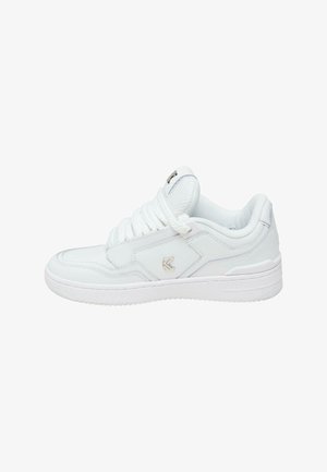 Fehér sneaker sima szintetikus felsőrésszel, párnázott nyelvvel és kerek orral. Texturált oldalsó kiegészítők és gumi talp jellemzi.