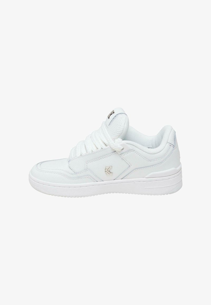 Baltas sneakers ar gludu sintētisku augšdaļu, mīkstinātu mēli un noapaļotu purngalu. Ar tekstūrētām sānu akcentiem un gumijas zoli.