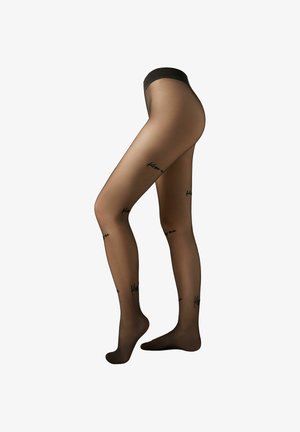 Jambes portant des collants noirs transparents avec un texte script noir répété « Kiss me » sur fond blanc.