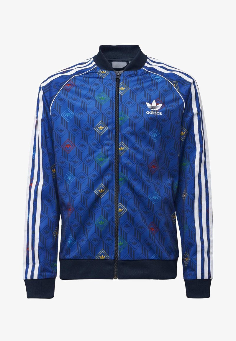 Giacca blu Adidas con zip, caratterizzata da un motivo a diamante, strisce bianche sulle maniche e un logo sul petto sinistro. Realizzata in materiale leggero e liscio.
