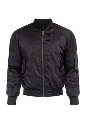 Chaqueta bomber negra de nailon brillante, con cierre frontal de cremallera, puños acanalados, bolsillos laterales y un bolsillo con cremallera en el brazo.