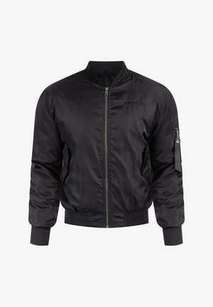 Chaqueta bomber negra de nailon brillante, con cierre frontal de cremallera, puños acanalados, bolsillos laterales y un bolsillo con cremallera en el brazo.