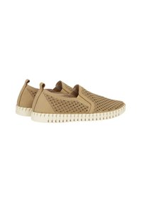 Zapatos slip-on de tela color marrón con textura tejida y detalles de patrón en ondas. Suela de goma crema con ranuras para agarre y flexibilidad.
