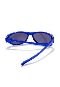 Modré slnečné okuliare s tmavými sklami, lesklým povrchom, aerodynamickým dizajnom a názvom značky "HAWKERS" na rámiku.