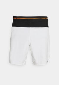Shorts de sport blancs avec une taille noire et un accent orange. Ils présentent une texture lisse avec des coutures à plat et un détail de logo.