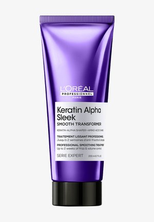 Paarse tube van L'Oréal Professionnel Keratin Alpha Sleek Smooth Transformer haarbehandeling met zwarte dop en wit etiket.