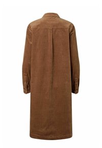 Rochie maro din catifea cu guler, mâneci lungi și manșete cu nasturi. Prezintă o textură verticală cu dungi și un detaliu pliat pe spate.