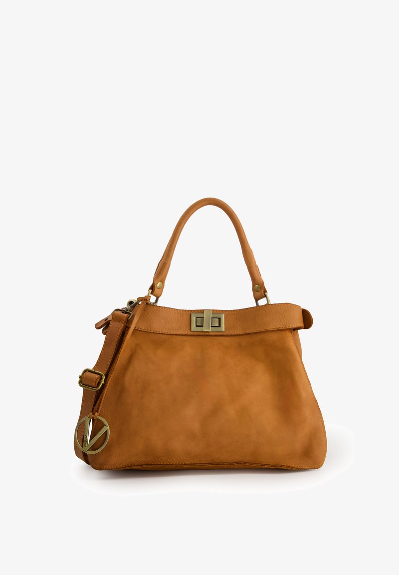 Hnědá kožená kabelka s hladkou texturou, strukturovaným tvarem, krátkým uchem a nastavitelným ramenním popruhem. Obsahuje mosazný zámek a přívěsek s logem.