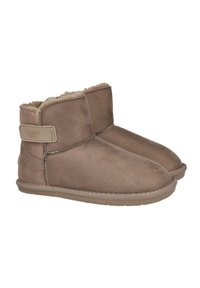 Botas de ante marrón hasta el tobillo con un suave forro de lana, que presentan una etiqueta lateral y detalles de costura, puntera redondeada y suelas de goma plana.