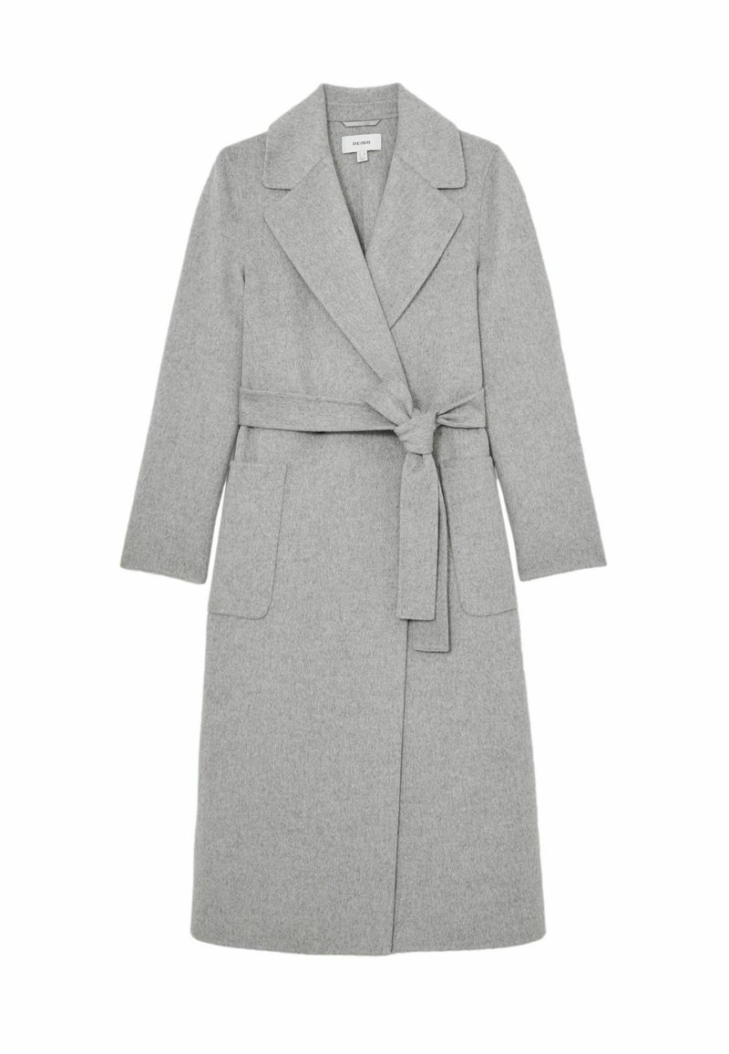 Sivi volneni plašč zavit z ovratnikom z režo, dolgimi rokavi, sprednjimi žepi in pasom za samostojno zavezovanje. Mehka tekstura in strukturirana zasnova.