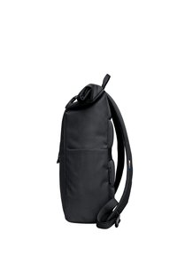 Czarny plecak z rolowanym zamknięciem, wykonany z teksturowanego materiału. Posiada regulowane ramiączka oraz szczegóły bocznej kieszeni.