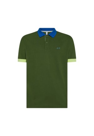 Polo a maniche corte di colore verde scuro con colletto blu e polsini delle maniche verde chiaro. Presenta due bottoni e un piccolo logo sul petto.